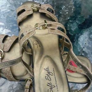 Soft style Sandals sz 7.5 wide NEVER WORN